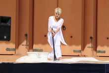 画像をギャラリービューアに読み込む, 椿に雪 byイマタニタカコ